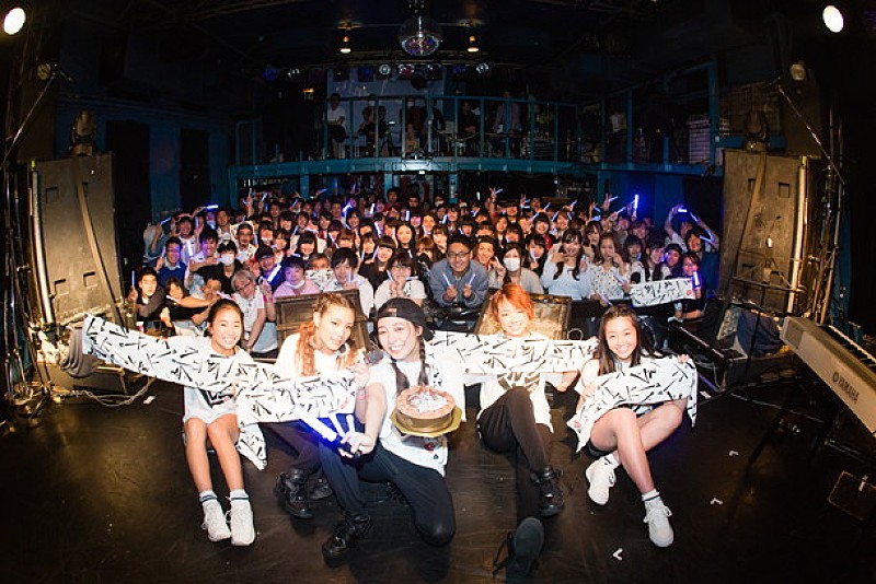 「山形生まれラスベガス育ちの19歳 じぇにー。が誕生日＆高校卒業記念ライブで感激「めっちゃ人がいる！」」1枚目/6