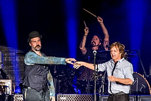 「ポール・マッカートニーが元ニルヴァーナのクリスと「Helter Skelter」で共演」