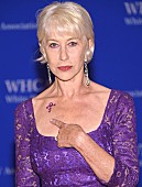 「英大女優ヘレン・ミレンがプリンスを追悼、紫の衣装とあのマークのタトゥーにて」1枚目/1