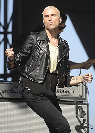 「ゲイをカミングアウトしているネオン・トゥリーズのシンガー、モルモン教に物申す」