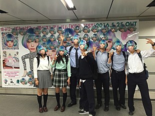 「きゃりーぱみゅぱみゅの顔がお面に！ 自由に持ち帰れる広告として渋谷で話題」