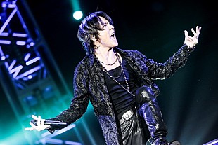 「氷室京介 35年に及ぶライブ活動に1つの幕……感涙と悲涙が溢れかえった超満員の東京ドーム最終公演」