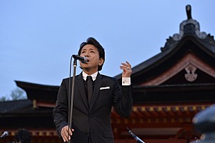 「藤井フミヤ 世界遺産の厳島神社ライブ、満天の星空に向い「翼をください」熱唱！」