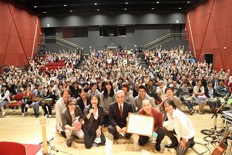 「スターダスト☆レビュー 義援金を届けに、岩手県陸前高田市でフリーライブ開催」1枚目/3