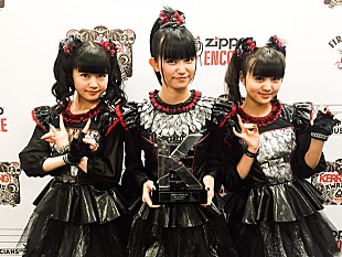 「BABYMETAL 2年連続受賞！ 英【Kerrang! Awards】登壇で英語スピーチ披露」