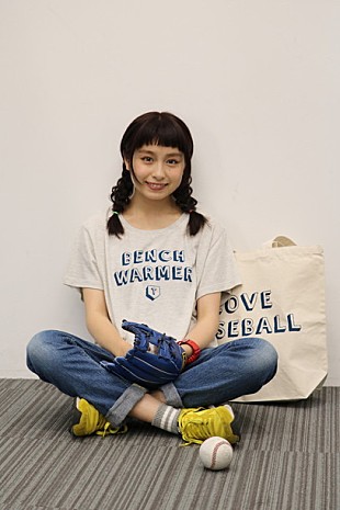 「トミタ栞 ＋B（横浜DeNAベイ）＆RNAとのコラボグッズ誕生！ 3周年記念ライブにコラボT着て“スキスキップ”♪」