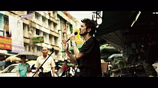 「平井堅 綾瀬はるか出演のTVCMソング「魔法って言っていいかな？」MV完成！ 灼熱のタイでストリート・ライブ」