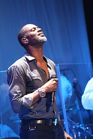 「ブライアン・マックナイトの来日公演をレポート！洗練された歌と気品漂うエモーションを言葉に乗せ、オーディエンスを夢心地にさせた特別な夜」