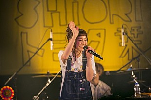 「トミタ栞 3周年ライブにSPゲスト登場で一変!? 激動の展開ラストで「みんなを大きな所にも……」飛躍の4年目へ向かう」