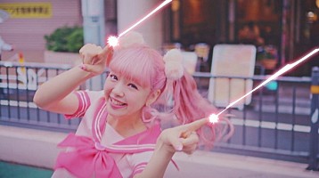 藤田ニコル デビュー曲 Bye Bye 自撮り棒 にこるん棒 使用のユニークでカラフルなmv公開 Daily News Billboard Japan