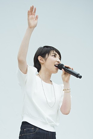 「家入レオ “雨にも負けず”新アルバム発売記念フリーライブ開催も大盛況！」