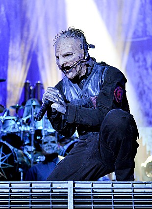 「スリップノットのコリィ、ライブ中にメールしてた観客の携帯を叩き落とす」