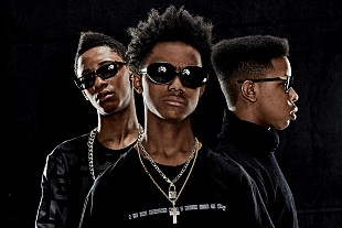 「ガンズ、モーターヘッドのOAも務めた破格のティーン・メタル・トリオ、遂にデビュー・アルバムを完成」