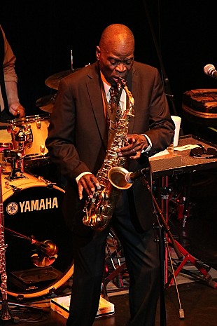 「メイシオ・パーカーが繰り広げるファンク・パーティへ、ようこそ。アップデートされた最新のグルーヴに夏バテも吹っ飛ぶ“熱い”夜」