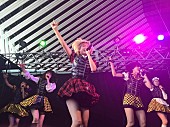 「ベイビーレイズJAPAN 復活したhideの夏フェスにて“アイドル”と“ロック”の垣根を超えたパフォーマンス披露」1枚目/3