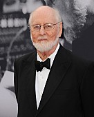 「ジョン・ウィリアムズ、自宅前で「スター・ウォーズのテーマ」演奏する少年と握手」1枚目/1