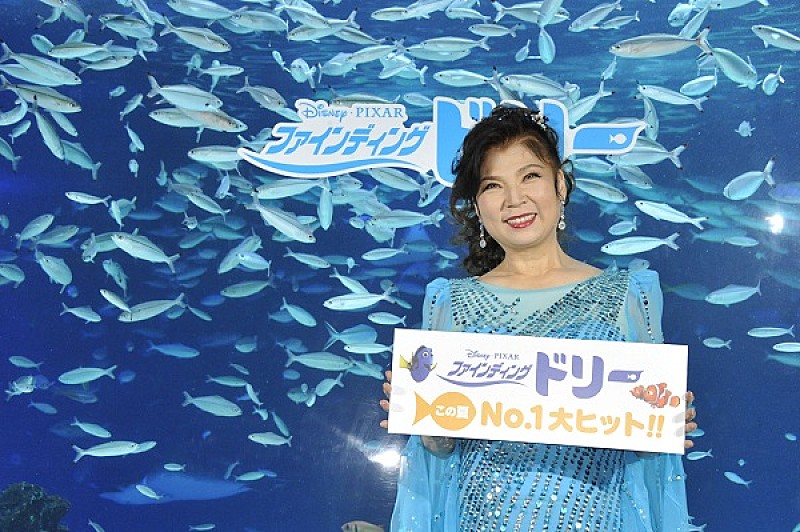 八代亜紀が巨大水槽の前で生歌を披露、「ドリーが“八代亜紀さん”と言った時はドキッとしました」