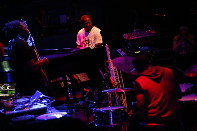 「ロバート・グラスパー・エクスペリメントの来日ツアーがスタート。大阪公演を最速レポート！」1枚目/6