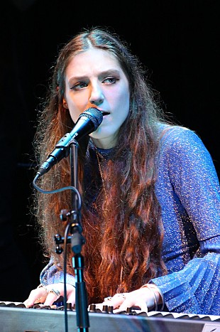 「英国の次世代SSWによる待望の日本お披露目ステージ　バーディー初来日公演レポート」