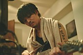 「GReeeeN名曲映画『キセキ』松坂桃李演じるJINの姿が公開！ グリーンヘア＆口ひげ＆ピアス＆タトゥーに表される反発心」1枚目/3