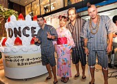「待望のデビューALは今秋リリース!? DNCEが渋谷の巨大ケーキ前でファンと記念撮影、ミニ・ライブ＆サインお渡し会開催」1枚目/5