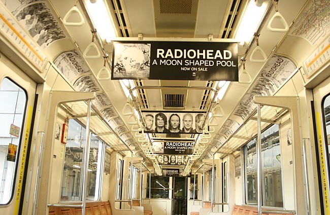 「 来日間近！レディオヘッドが東京メトロ銀座線の車内広告をジャック」1枚目/3