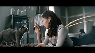 「長谷川潤「誘うより、誘われたいから」艶のある“ぷっくり唇”でチュッ！」