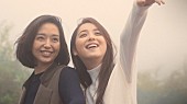 「フェミニンな佐々木希×クールな松島花 びしょ濡れではしゃぐムービー＆メイキング公開」1枚目/11