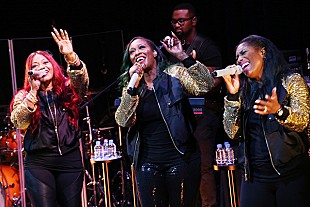 「夏の疲れをふんわりと優しく包んでくれるSWVのコーラス・ワーク。 今宵は彼女たちのノーブルな歌声に身体も心もゆったりと委ねて――。」