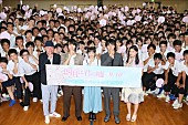 「映画『四月は君の嘘』広瀬すず＆山崎賢人らロケ地・鎌倉高校にサプライズ凱旋「嘘ついてごめんなさい」」1枚目/5