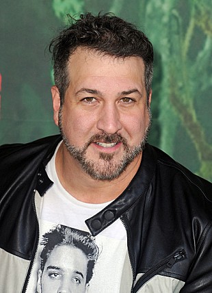 「ジョーイ（’NSYNC）新ホットドッグ店の防災点検で買い物客が大パニック」