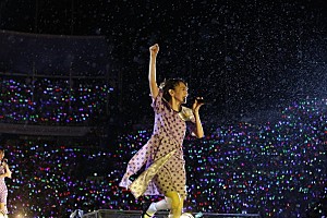 乃木坂46 メンバーびしょ濡れの神宮球場アクト 460発の打ち上げ花火も Daily News Billboard Japan