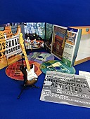 「エリック・クラプトン【クロスロード・ギター・フェスティヴァル】のライブ録音3枚組がリリース＆世界初となる1/8サイズの“ブラウニー”フィギュア付き完全限定盤も」1枚目/3