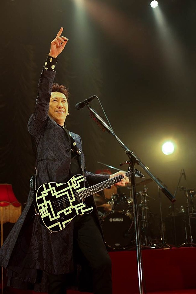 「布袋寅泰　35周年ツアー初日「今日はツアーファイナルじゃないよね？？ それぐらい熱いね！」」1枚目/4