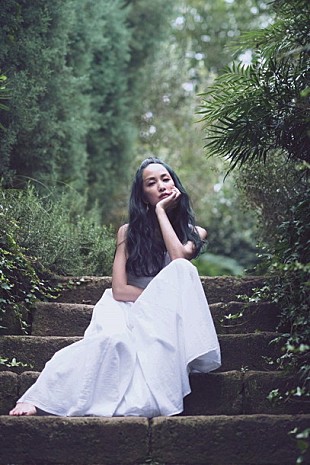 「中島美嘉 初のCD付き自叙伝SONGBOOK『あまのじゃく』発売！ 波乱万丈の幼少期～耳の病気の話まで赤裸々に」