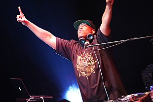 「“ヒップホップのネクスト・ステージ”を存分に味わわせてくれたDJ プレミア。スクラッチとバンドがせめぎ合うハイ・テンションでファンキーな70分。」