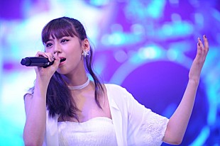 「西内まりや 3千人に「ハニーフラッシュ！」セクシーなダンスも披露」