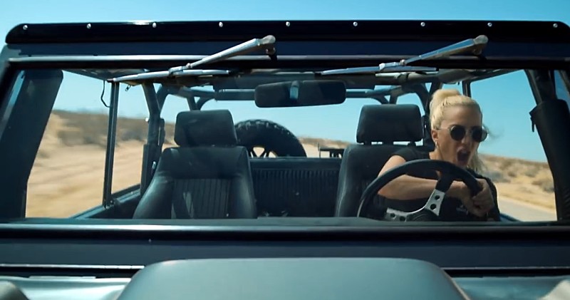 レディー・ガガ 脱・奇抜ファッション！ 新曲「パーフェクト・イリュージョン」Tシャツ＆短パンで踊り狂うMV公開