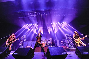 「エクストリーム、2年ぶり9度目の来日公演開幕。世界初となるあの大曲の完全再現のみならず、予定外のサプライズも飛び出した極上の2時間。」