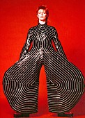「Striped bodysuit for the Aladdin Sane tour, 1973. Design by Kansai Yamamoto.
Photograph by Masayoshi Sukita（ｃ）Sukita / The David Bowie Archive
」8枚目/9