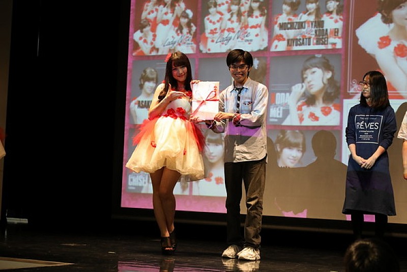 「OS☆U 派生ユニットのCDデザインを担当した学生の表彰式に出席」1枚目/7