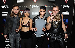 「DNCE×Victoria's Secret、下着姿のモデル達が登場するコラボビデオ公開」