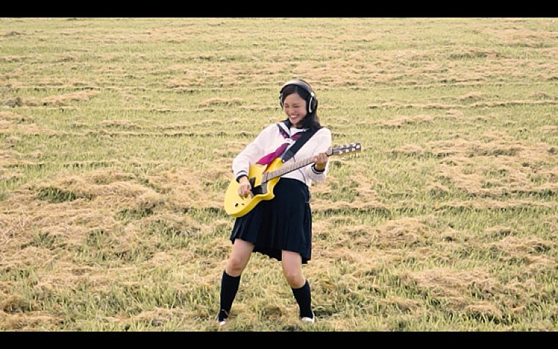 「『ワイドナショー』でも話題“すっぴん美人”北村優衣【黒髪ギター少女選手権】告知ムービー解禁」1枚目/3