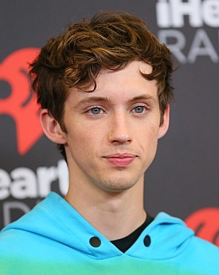 「トロイ・シヴァン、“カミングアウトデー”に同じ境遇の人へアドバイス」