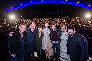 「ハリポタ新シリーズ『ファンタビ』ファンイベントにJ.K.ローリングがサプライズ登場！ キャスト＆スタッフも集結」