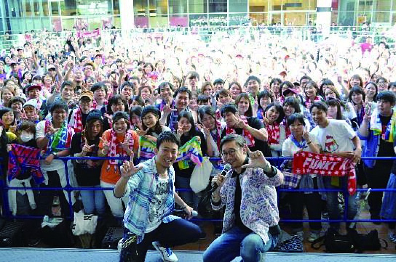 ファンキー加藤が大阪で新曲「走れ走れ」を熱唱！