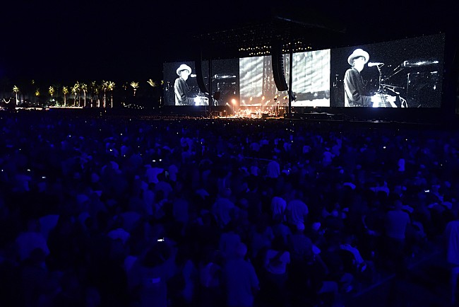 「ボブ・ディラン、いつもと変わらない孤高のパフォーマンス / 【デザート・トリップ】2週目初日ライブ・レポート」1枚目/4