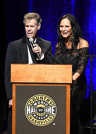 「脳卒中から帰還したランディ・トラヴィスの“魂の歌”に観客が涙」