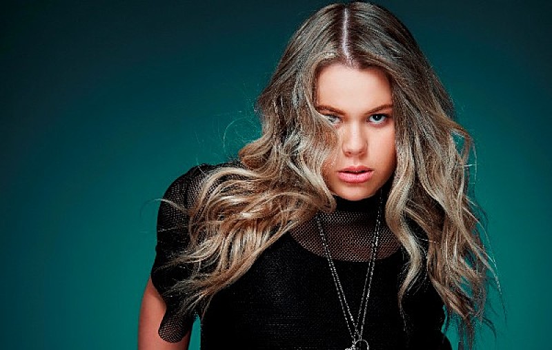 「『スーサイド・スクワッド』サントラ収録で注目、クインシー・ジョーンズ大絶賛のシンガー、グレイスが日本デビュー」1枚目/2