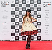 「西内まりや“ミックスカルチャーファッション”で渋谷に登場！ 路上ライブで自身の楽曲「BELIEVE」なども披露」1枚目/3